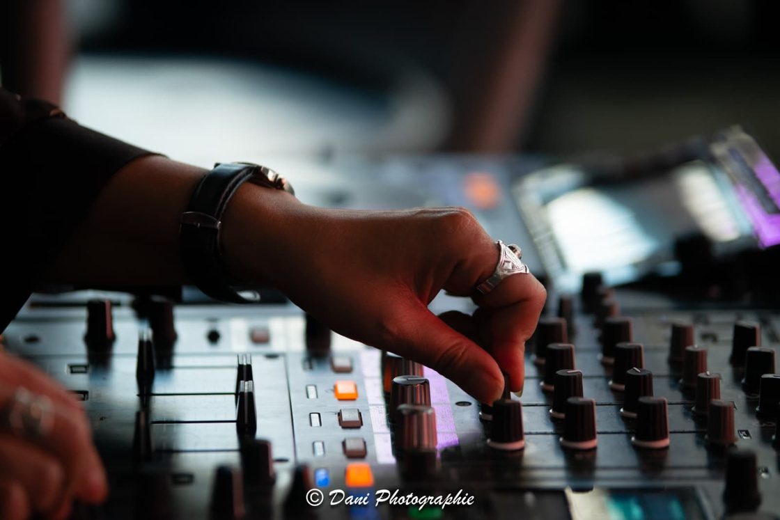Gros plan sur la table de mixage pendant un set de Yunok