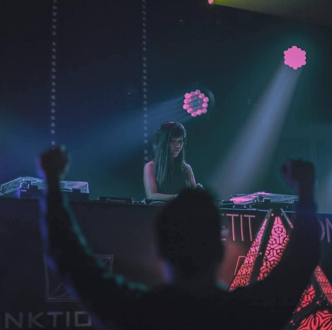 Yunok aux platines en club