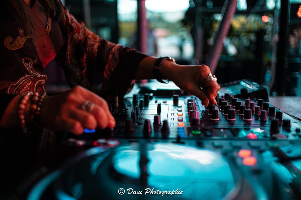 Yunok en set, mains sur la table de mixage